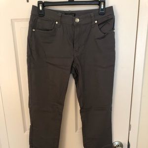 Grey jeans with crystal button.